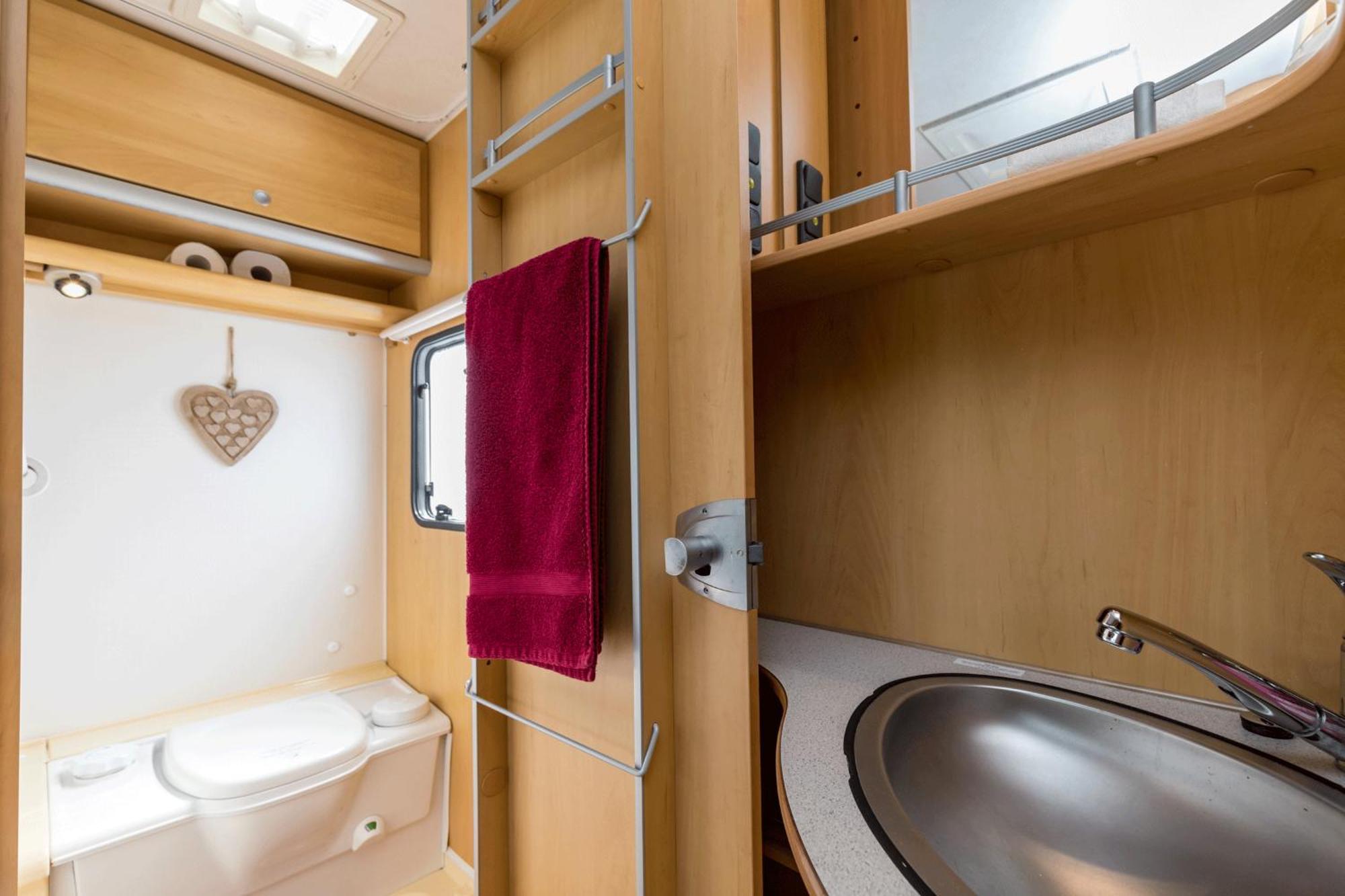 Cosy Caravan On Luxury Campsite Hulme End Exterior photo